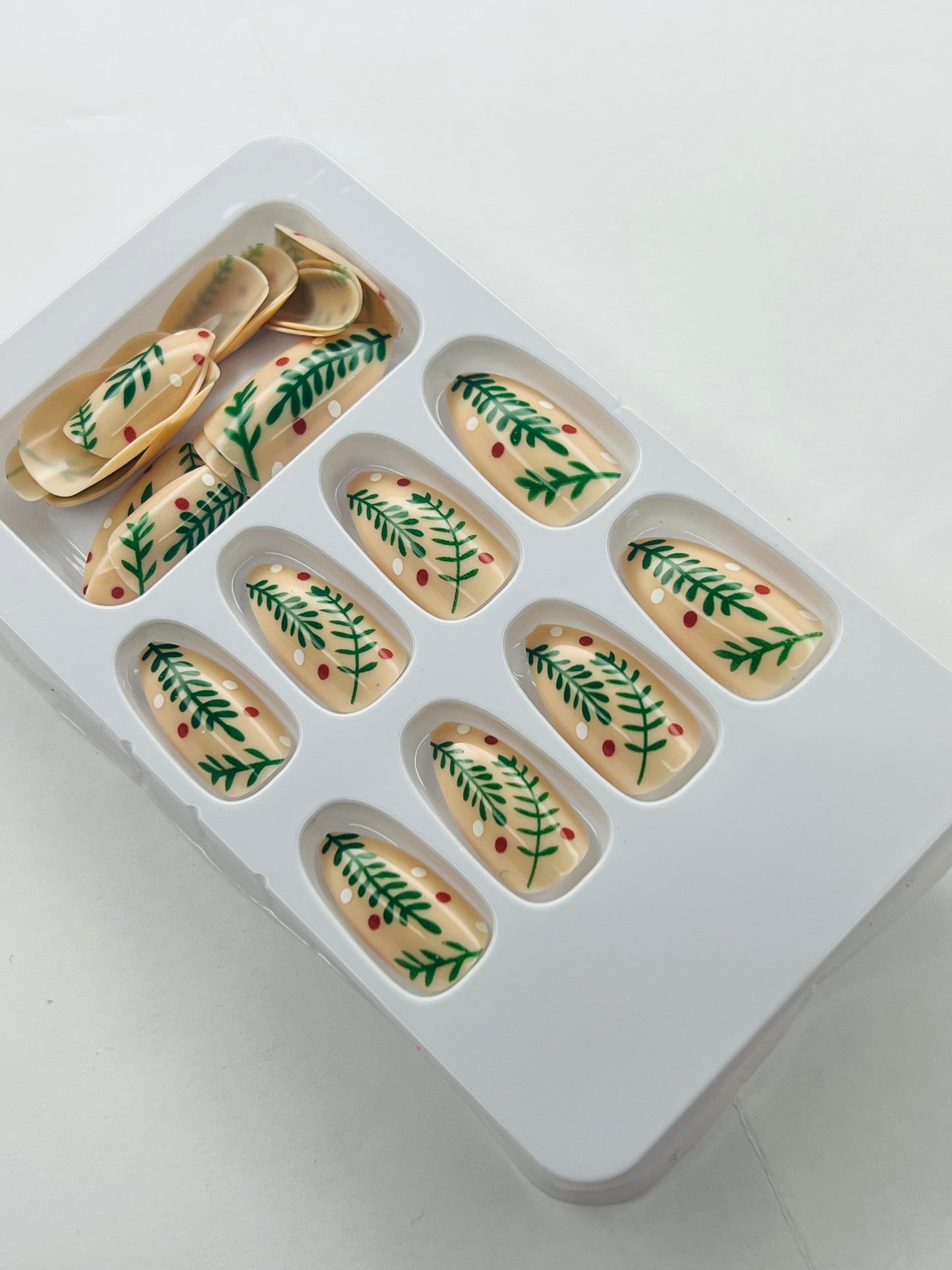 Winter Berry Garland 🌿🍒 - 24 Pcs of Press On Nails