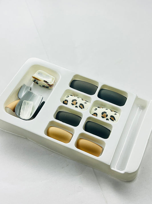 Matte Leopard Luxe 🐆🖤 - 24 Pcs of Press On Nails