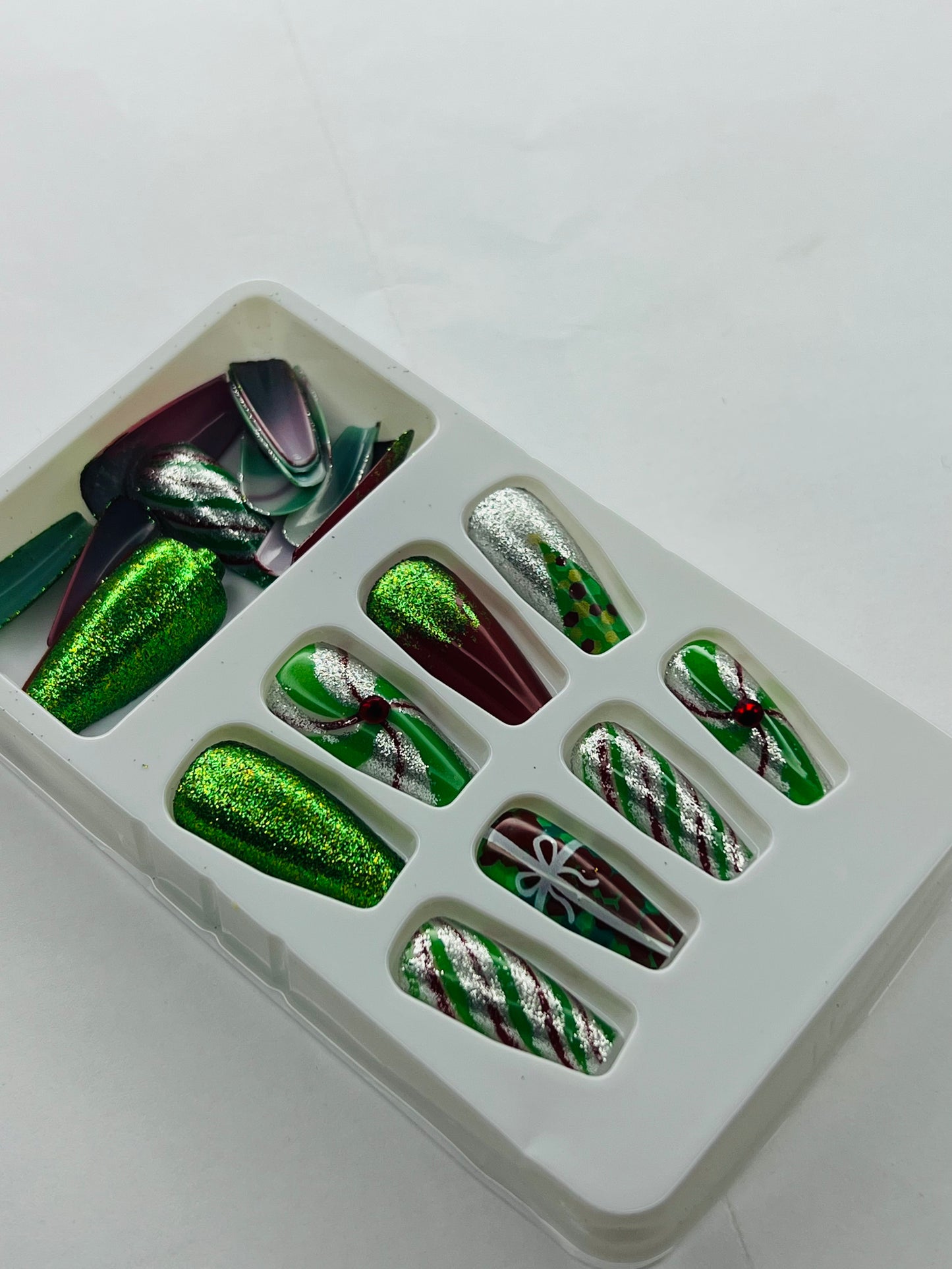 MERRY MINT GLITZ 🎄✨🍬 - 24 Pcs of Press On Nails