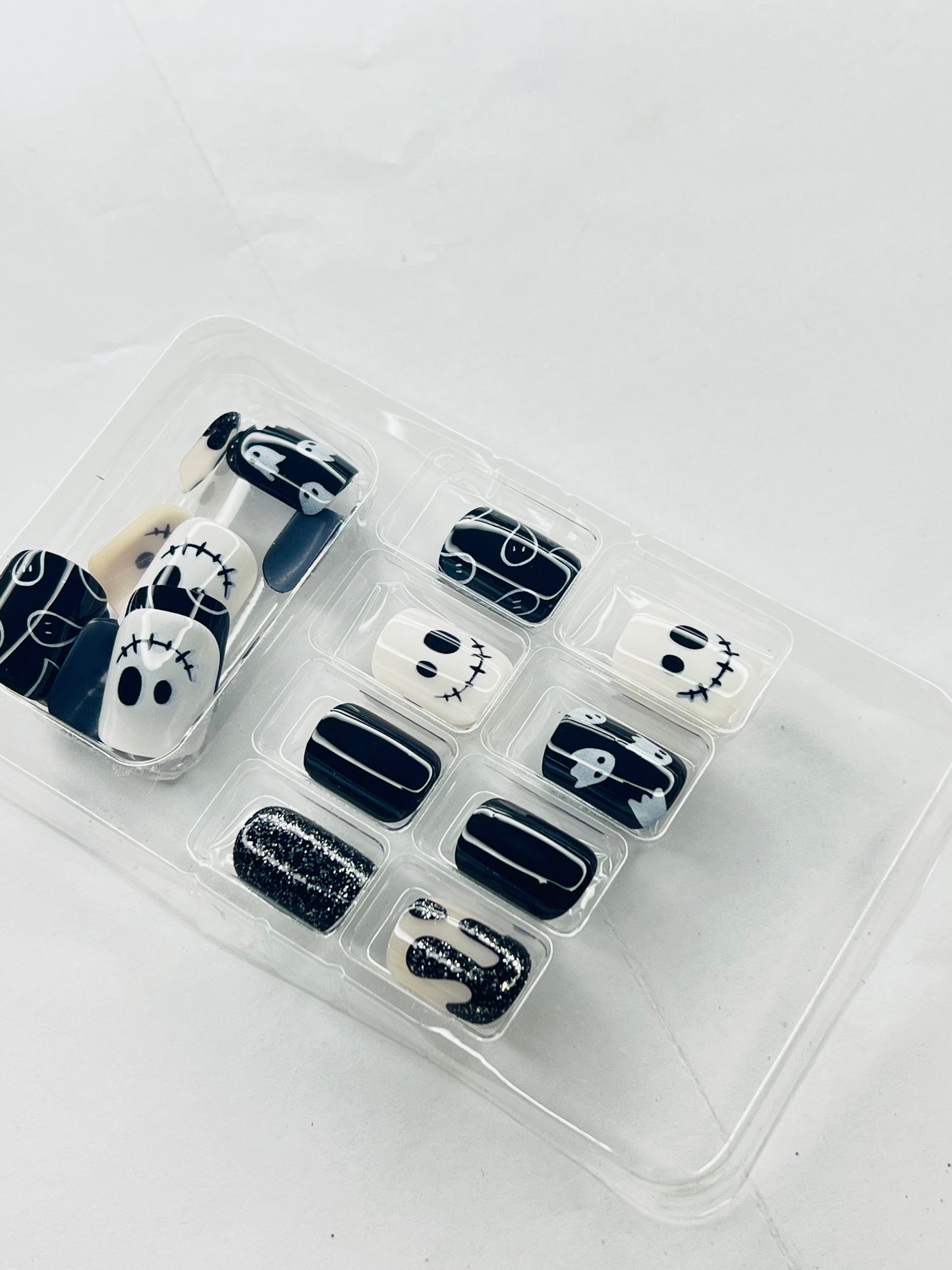 SPOOKY SPIRIT FRENCH 🎃👻🕸️- 24 Pcs of Press On Nails
