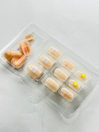 Buttercup Honey Petals 🍯🌼- 24 Pcs of Press On Nails